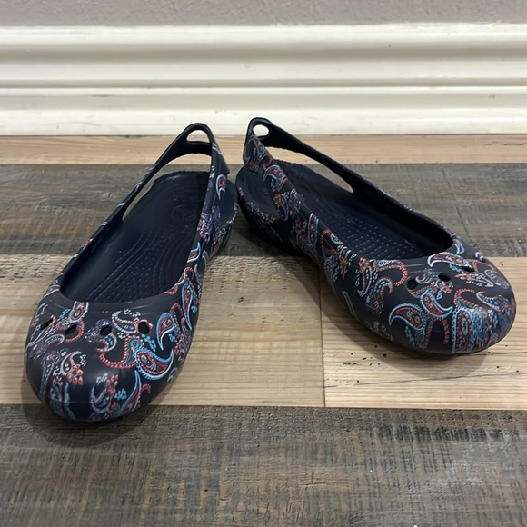 Crocs Women's Kadee Florals Flats Paisley Floral Navy Size 7 Casual Comfy Summer - Picture 10 of 11